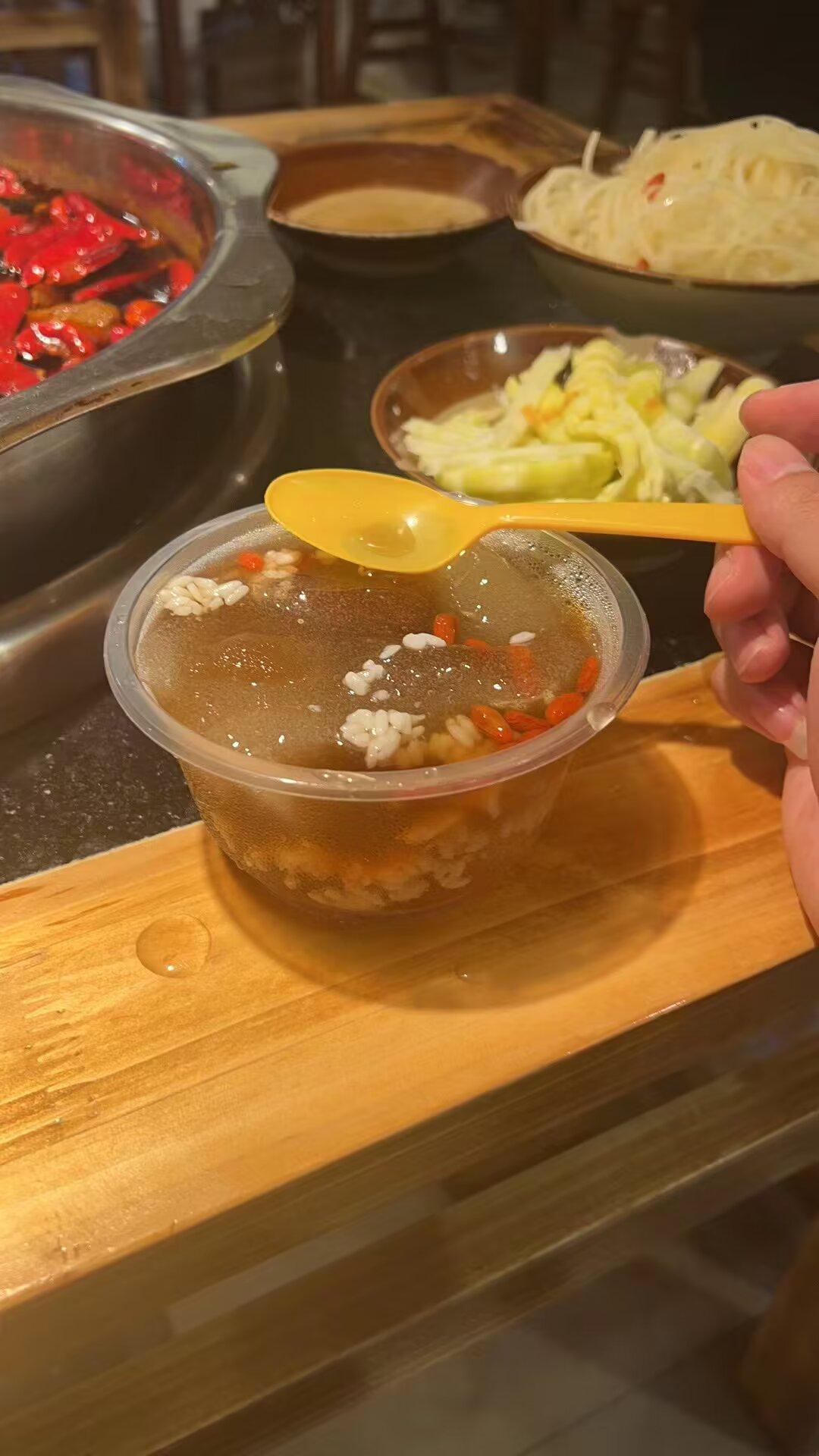 现在饭店端盆子上菜基本上是五十多岁女人，五十岁以下很少。三十年前，饭店端菜当服务