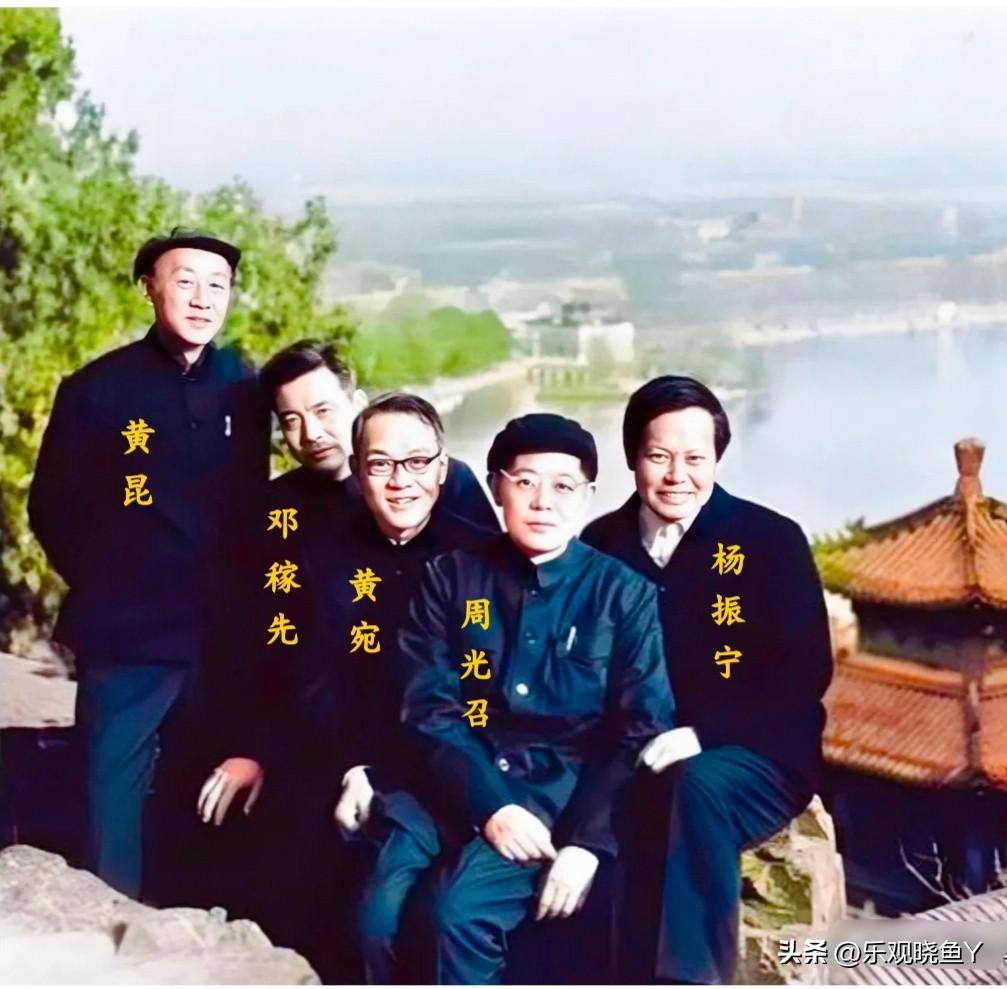 这才是五位杰出科学家的真实貌相，绝非演员所饰演的角色。这张珍贵的合影老照片摄于一