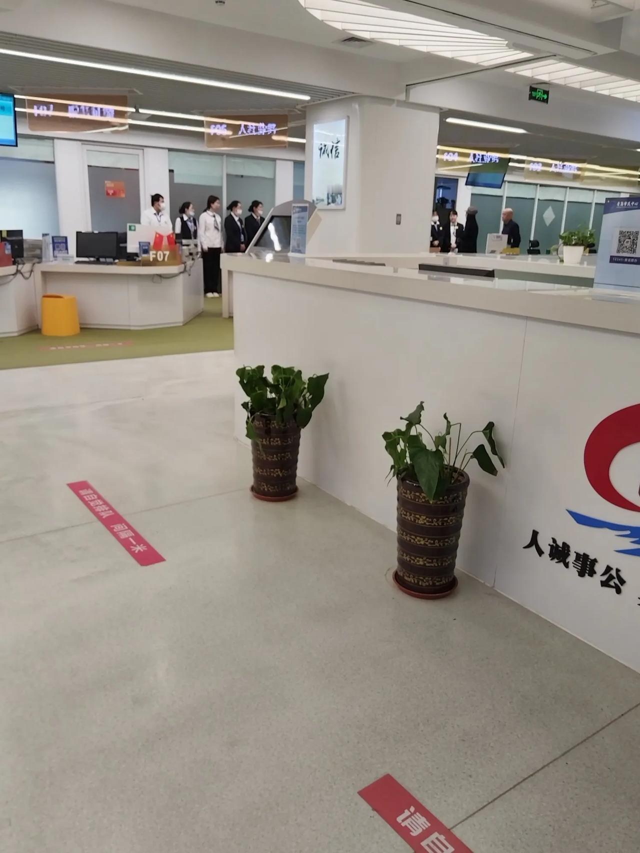 今天上午来到了青岛市民中心，来的有点早看到工作人员站成一排正在开会。

陪着着客