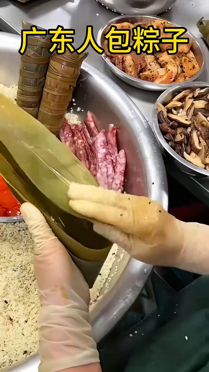 广东人包粽子。