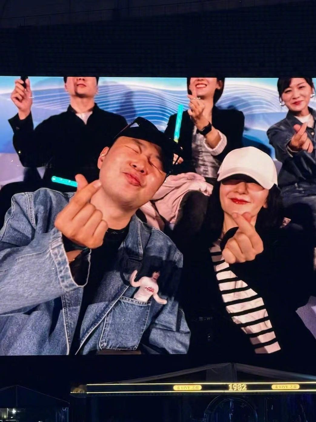 杜海涛上张杰演唱会小火车了 杜海涛和谢娜还有乘风姐姐们一起去看张杰鸟巢演唱会了，