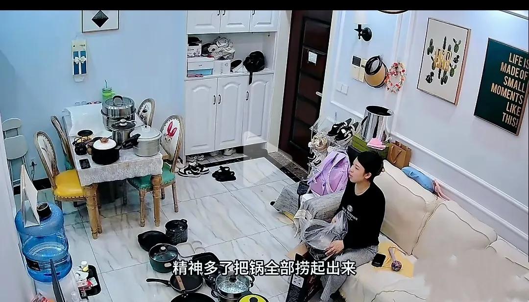 网上一则视频:
一男子家，
3平方米的厨房，
老婆买了24个锅。
男子嫌老婆买的