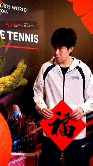 别再吹王楚钦的球技了，他最可怕的不是赢球，而是下意识对着一个吉祥物点头。
 
刚