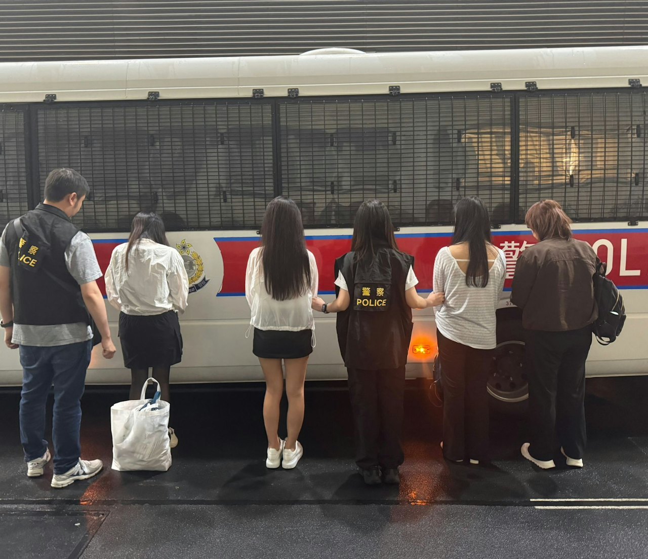 54岁女子参与卖淫被捕¹ 这个是湾仔警区抓的图1。其实15号元朗警区抓的更多：2