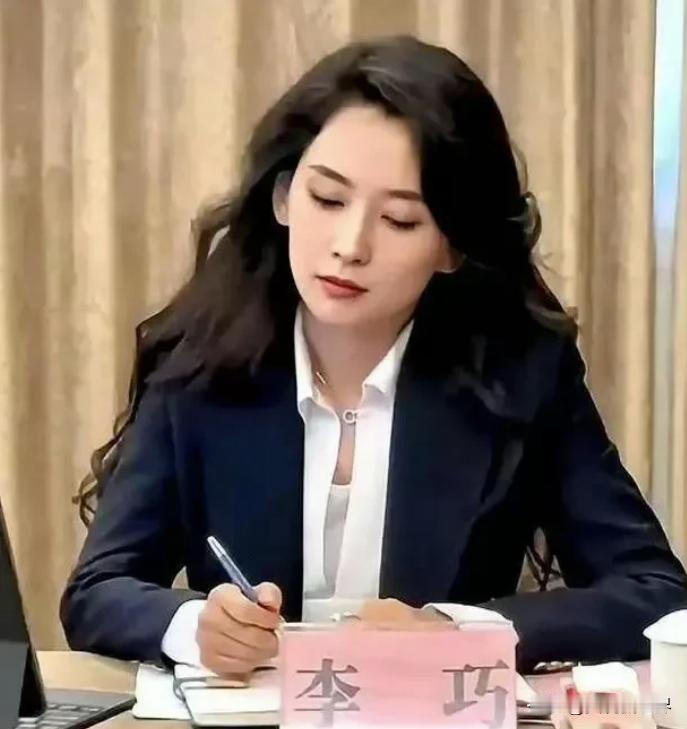 53岁的汪峰经过5次婚姻的历练，终于逆袭为成熟的男人。
世界就像一个万花筒，5.