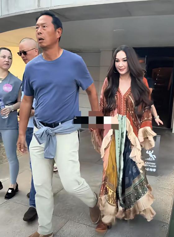 五十六岁的温碧霞，天天穿着公主裙出街，被全网群嘲“装嫩”。可她丈夫何祖光身家过亿