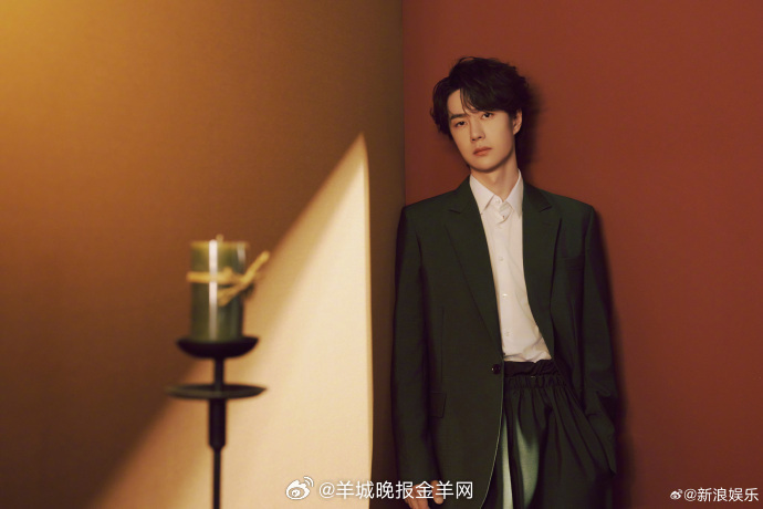 #王一博乐华续约##王一博已与乐华完成续约# 27日午后，乐华娱乐发布公告，宣布