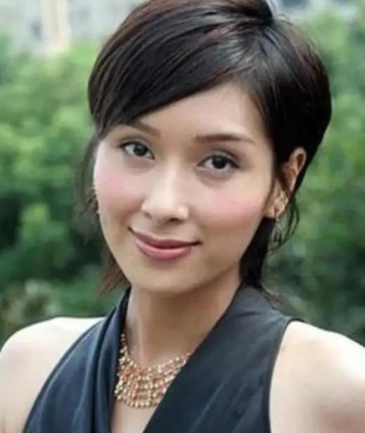 2001年，40岁上海富豪周正毅对27岁的杨恭如一见倾心，于是疯狂追求，豪掷30