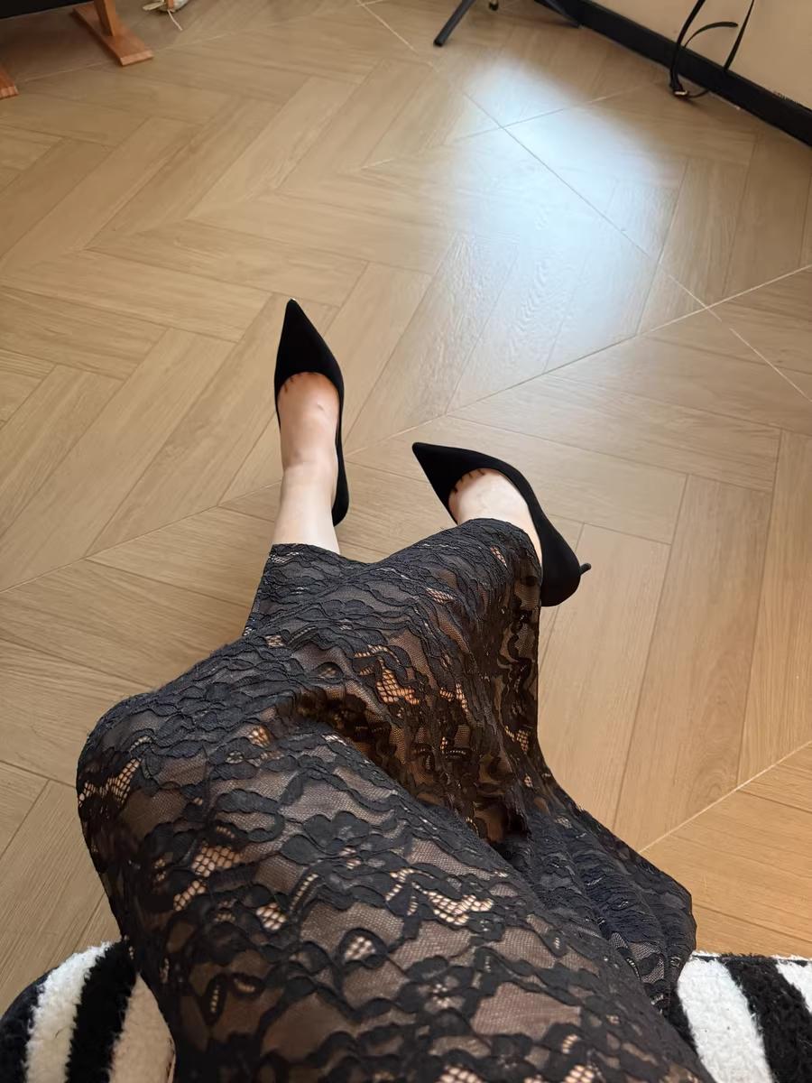 特别喜欢，但是穿上又特别痛脚！
我有双鞋，特别喜欢它的款式，每次看到都心动。可每