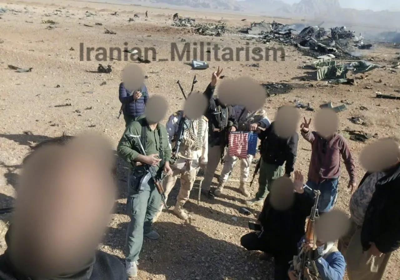 伊朗人在美军MC-130J特种战飞机的残骸里各种翻找，竟然找到了两条美军士兵遗留