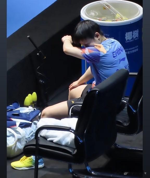 你哪里照的照片？哈哈！莎莎在场地边休息擦汗的时候，一只神秘小手从后面伸过来捏她的