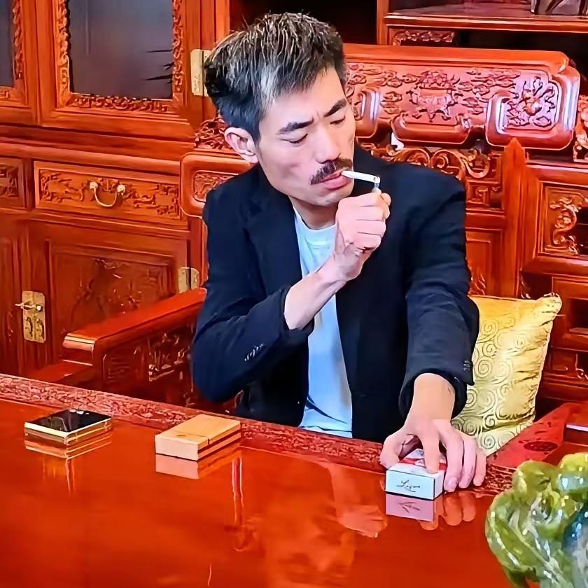 四绝对是个狠人。别人上班是进写字楼，他上班是往和平饭店门口一站。活儿只有一个：假
