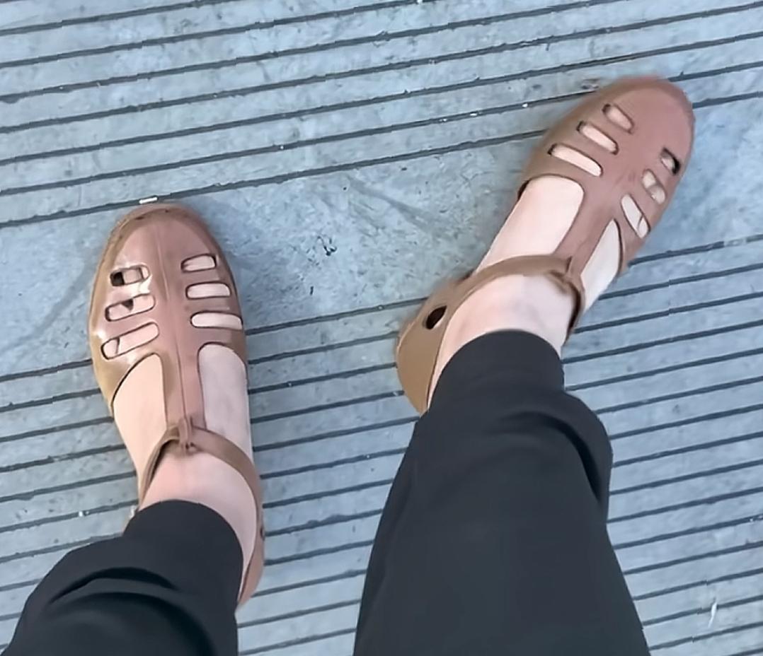 穿着凉鞋，走在条纹地板上。很有年代感吧，谁穿过，80后之后就没了吧？我记得还磨脚
