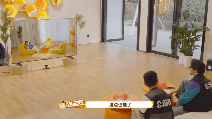 杨迪王传君演我看熟人谈恋爱 一边搅局一边憋笑，像极了我刷到朋友恋爱动态时的反应?