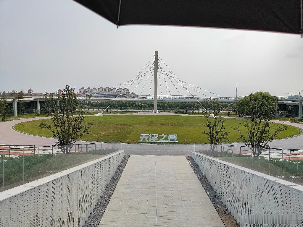 天津之翼与金汤桥旧桥(图11-18)。金汤桥也是解放桥那种中间能打开的金属桥。 