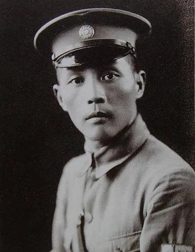 1927年，广州警备司令钱大钧追求一个女子，女方父亲坚决不同意。失望的钱大钧走在