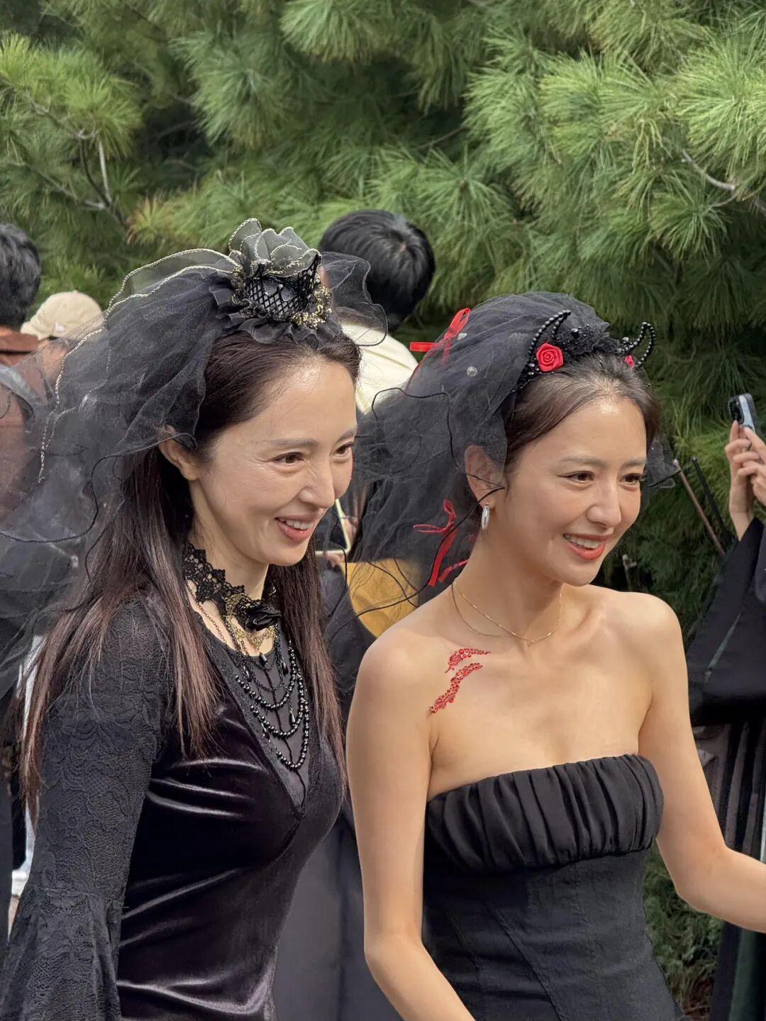 董璇和佟丽娅这对娱乐圈中的闺蜜，近日在社交媒体上有人晒出了她们的素颜合照，立刻引