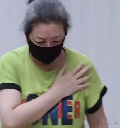 江珊这次，是真让人心疼了。
7月31日，石家庄大剧院，话剧《德龄与慈禧》收官场。
