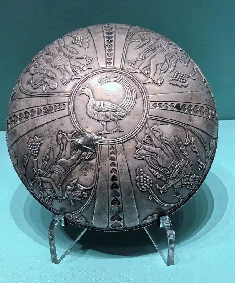 伊朗文物那可是人类文明遗产里的瑰宝，必须得好好保护。伊朗有着悠久的历史，像波斯波