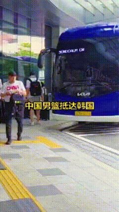 中国男篮低调抵达韩国，球员和教练从大巴车上依次走下来，神情自若，进入体育馆踩场训