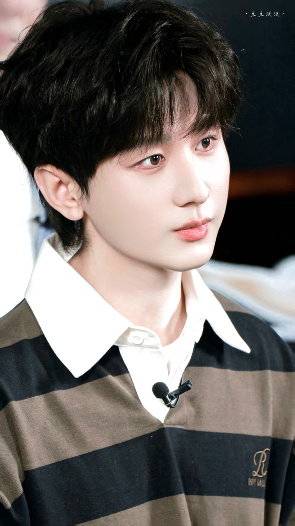 成毅吊威亚撞到头部天呐，成毅拍戏撞到头了，希望没什么大事，注意安全 