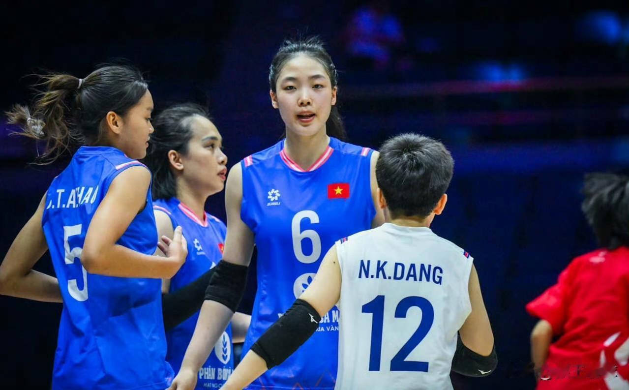 【陈氏青翠12分 亚锦赛越越南女排3-0中国香港女排】北京时间24日上午，天津，