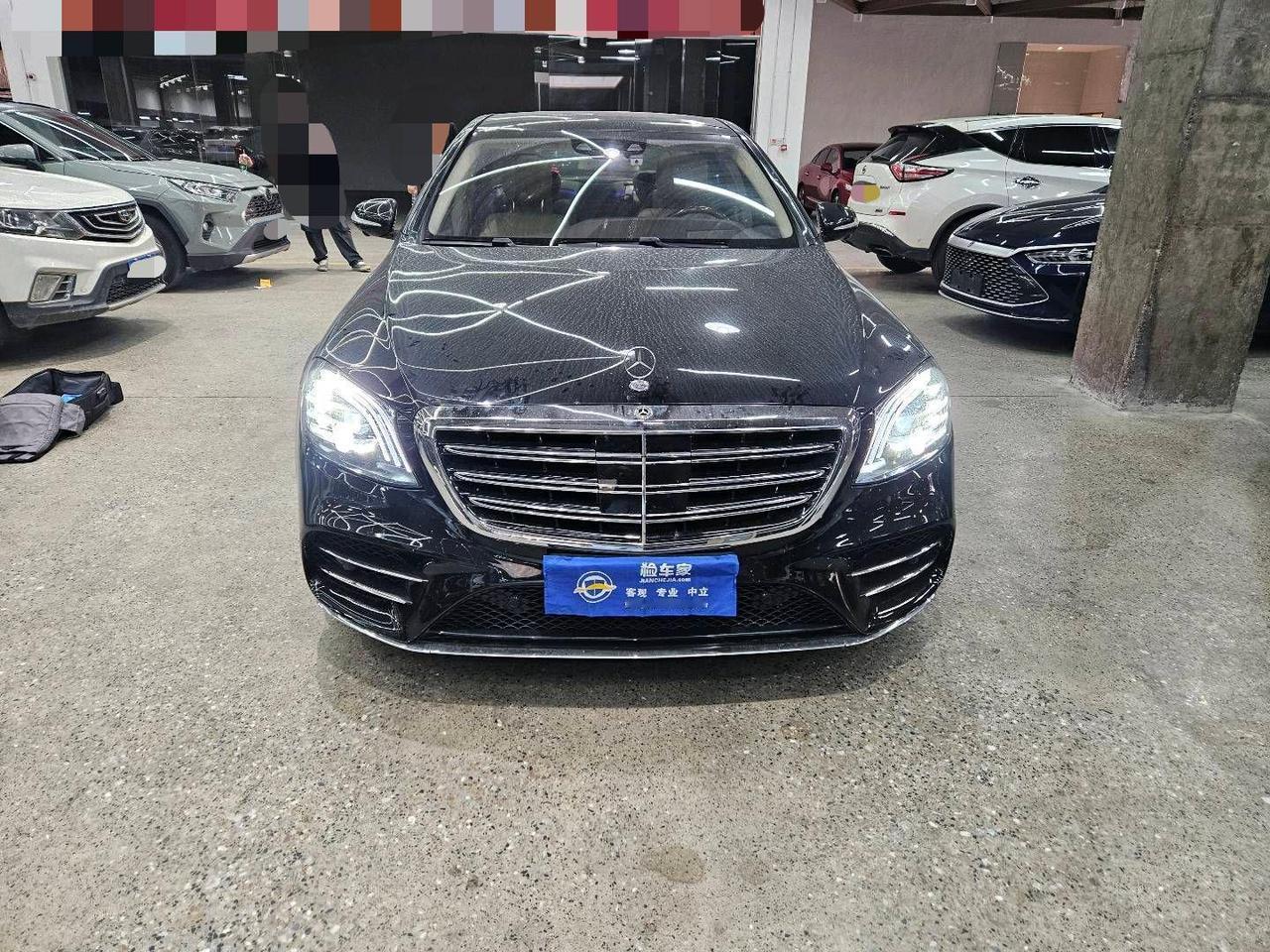 年底租车旺季，租车行的老板们开始提前补货了！
下面这辆大奔，就被租车行的老板看上