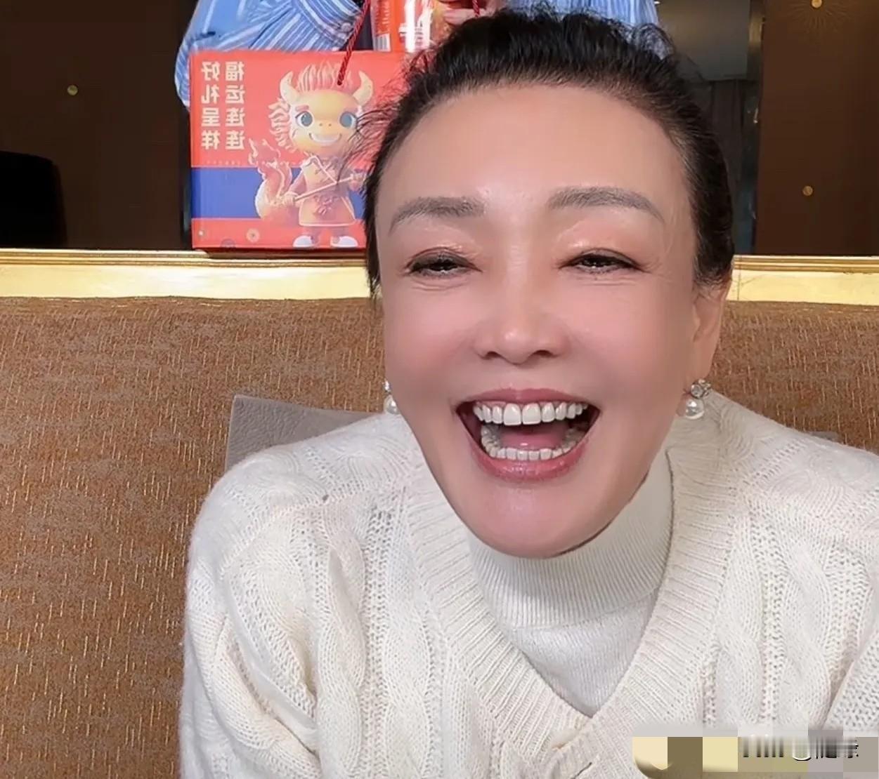 张兰直播时又夸赞亲家母
她一脸幸福说:我亲家母太能干了，小箖箖想吃卤肉饭，她马上