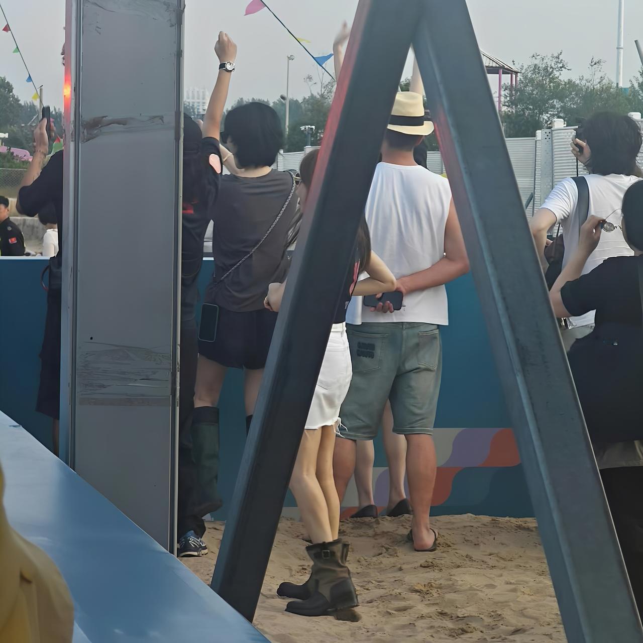 8月29号这天，音乐节人多得不行。窦靖童在台上唱，王菲带着小女儿李嫣就站在VIP