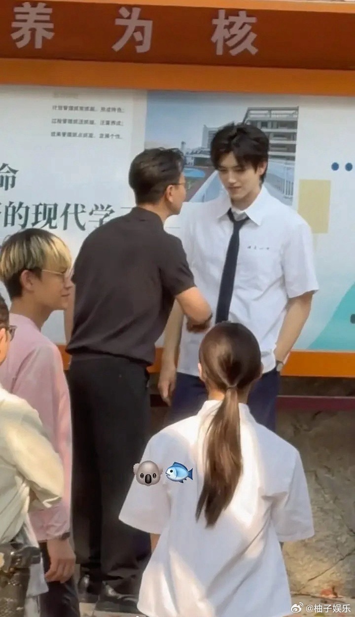 陈飞宇见春天最新路透，校服造型路透，扑面而来的少年感，今天是校草来的，好帅！