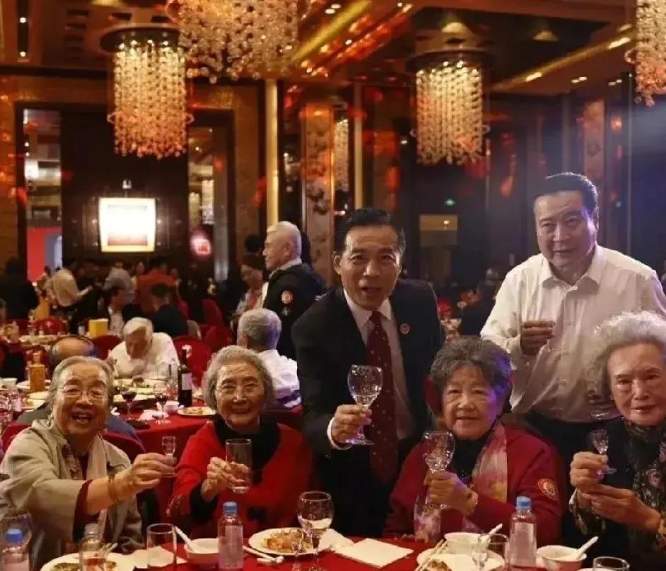 几位老戏骨都是非常有眼缘的，年轻点的可以不参与，和我年龄差不多的说出他们名字不难