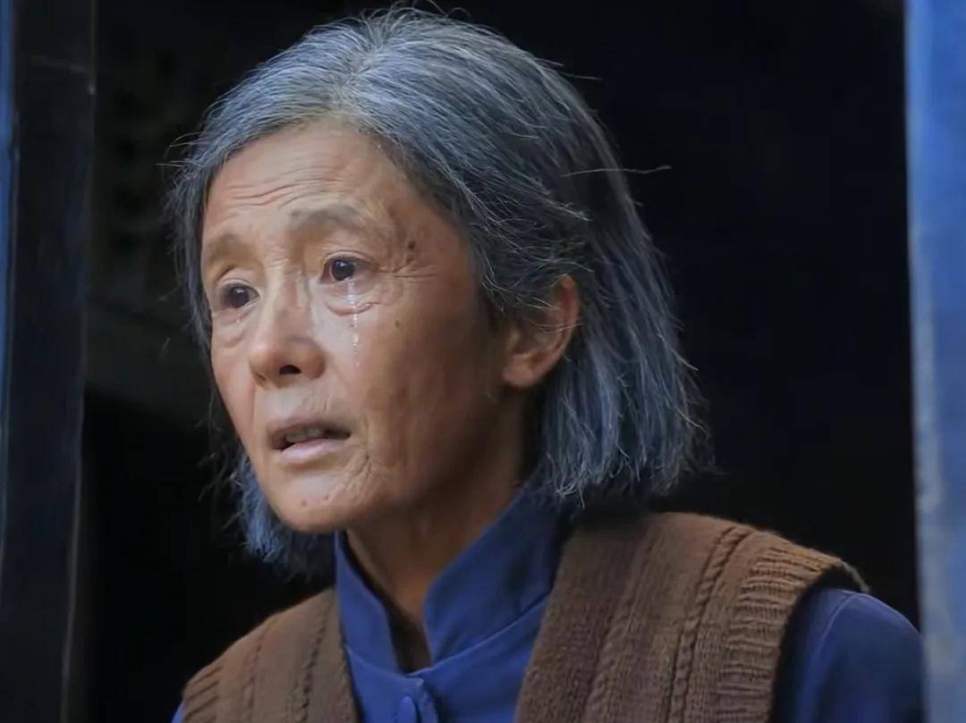 大家知道这位老太太是谁演的吗？如果没有看过《生万物》，估计没人敢相信这是杨幂演的