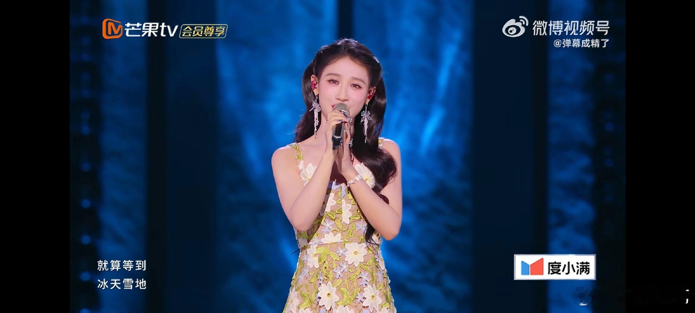 何宣林唱了冰糖炖雪梨插曲简单的旋律搭配她深情的演唱，一下子就唤醒了大家对经典剧集