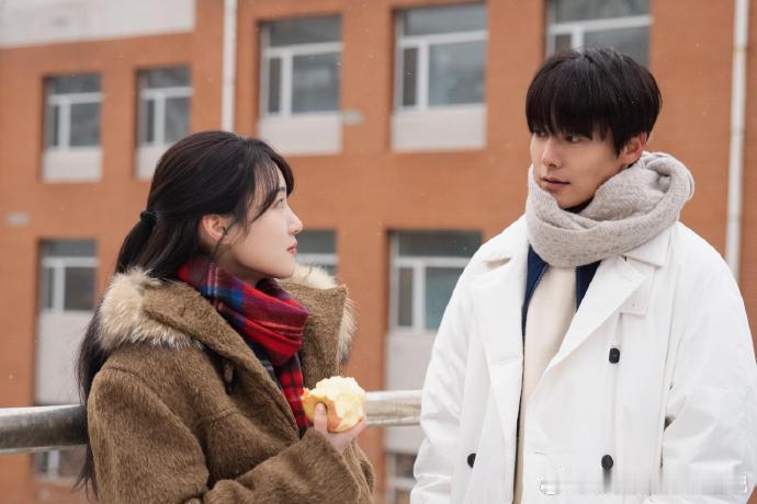 马天宇邀请曾宥臻当封面女主太会选了！两人气场契合，眼神互动超有戏，每一张都像言情