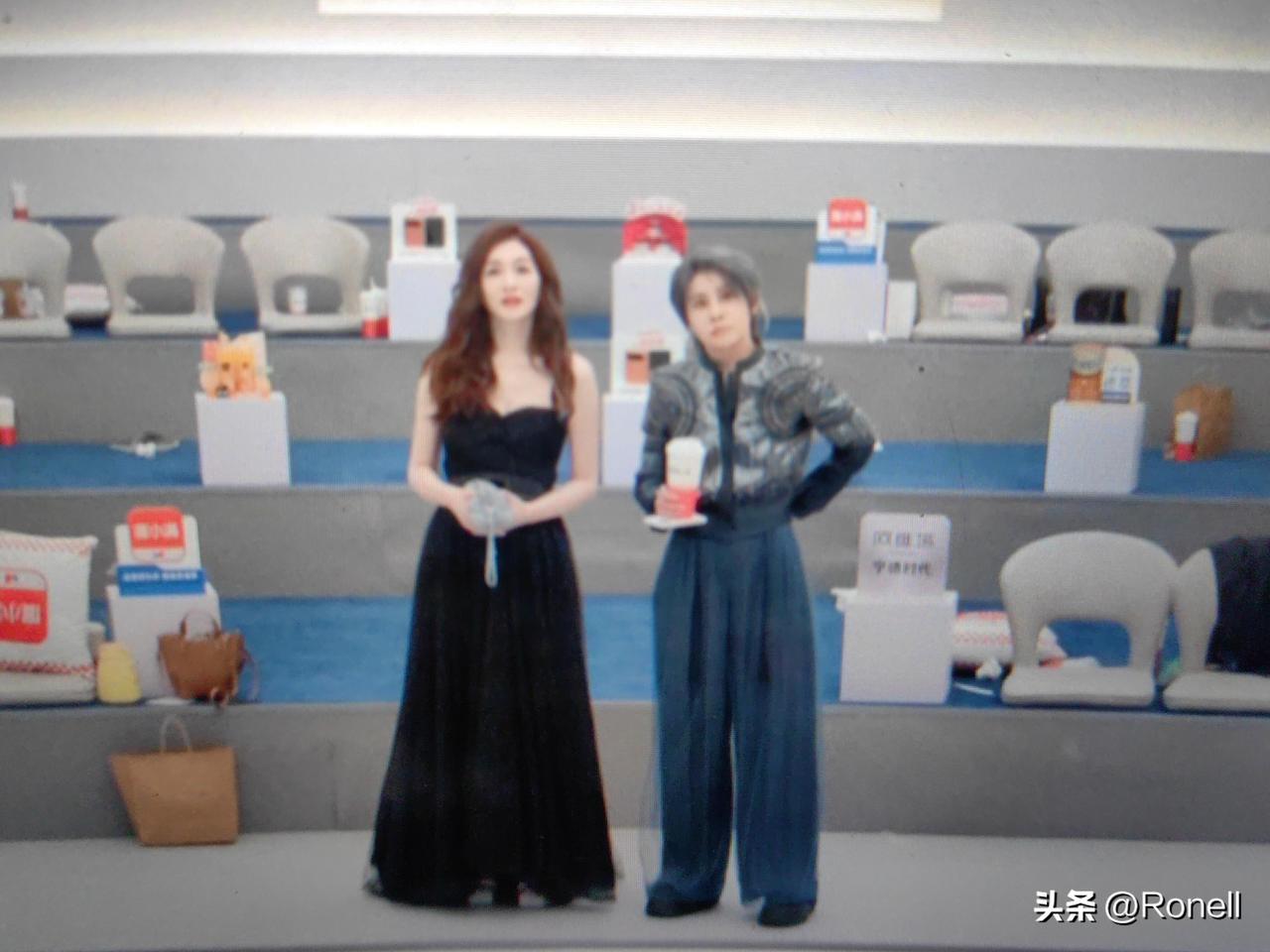 王濛要坚持看完刘雨昕的表演，李小冉在身边一直陪着！所有姐姐们都走了，只剩她们俩，
