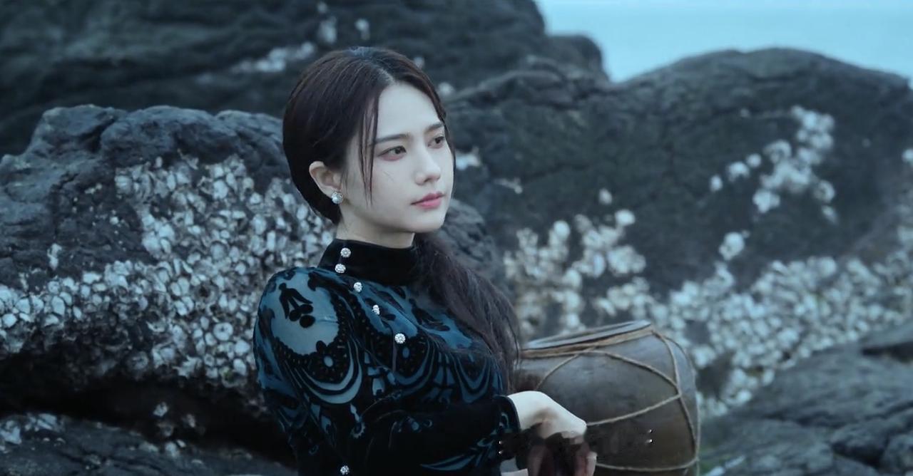 月上十三是一个全女组织，已知有张海琪，梁湾，沈芊钰。

《盗墓笔记》天下第二陵里