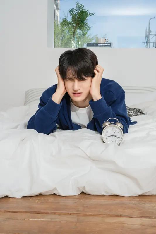 今天听到一句高赞的名言:
不要因为睡懒觉而自责
别人睡懒觉是因为家里有矿
想睡多