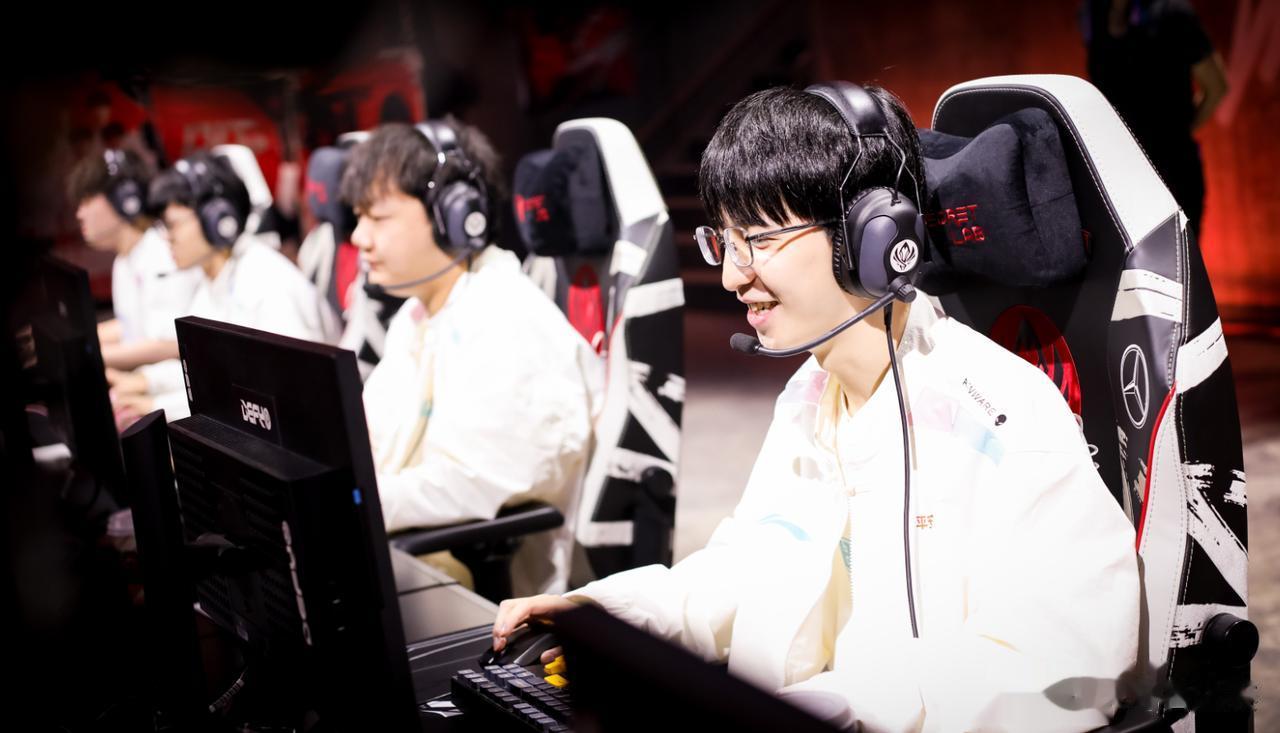 BLG2-1淘汰G2，晋级8强！LPL历史首次，4支战队全部晋级8强
在S13世