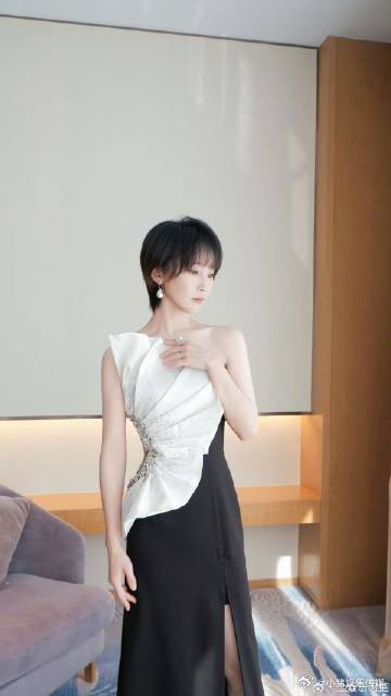 谢楠上浪姐像极了要交卷的我 “灯光太暗？音响太小？”谢楠上舞台请教马丽的样子，好