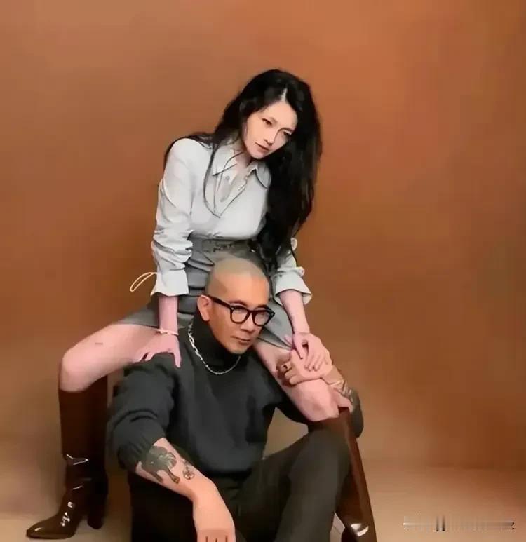 大S具俊烨，模仿赵丽颖林更新，想拍出这种恩爱又俏皮感觉的照片，没想到东施效颦，一