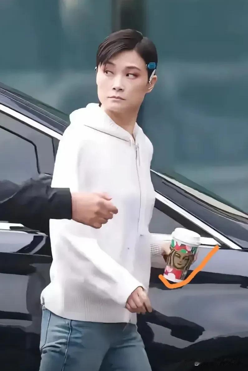 听我讲啊，男人啊，就好似泥巴捏成的，女人却是充满水润柔情的。李宇春呀，嘿，她可是