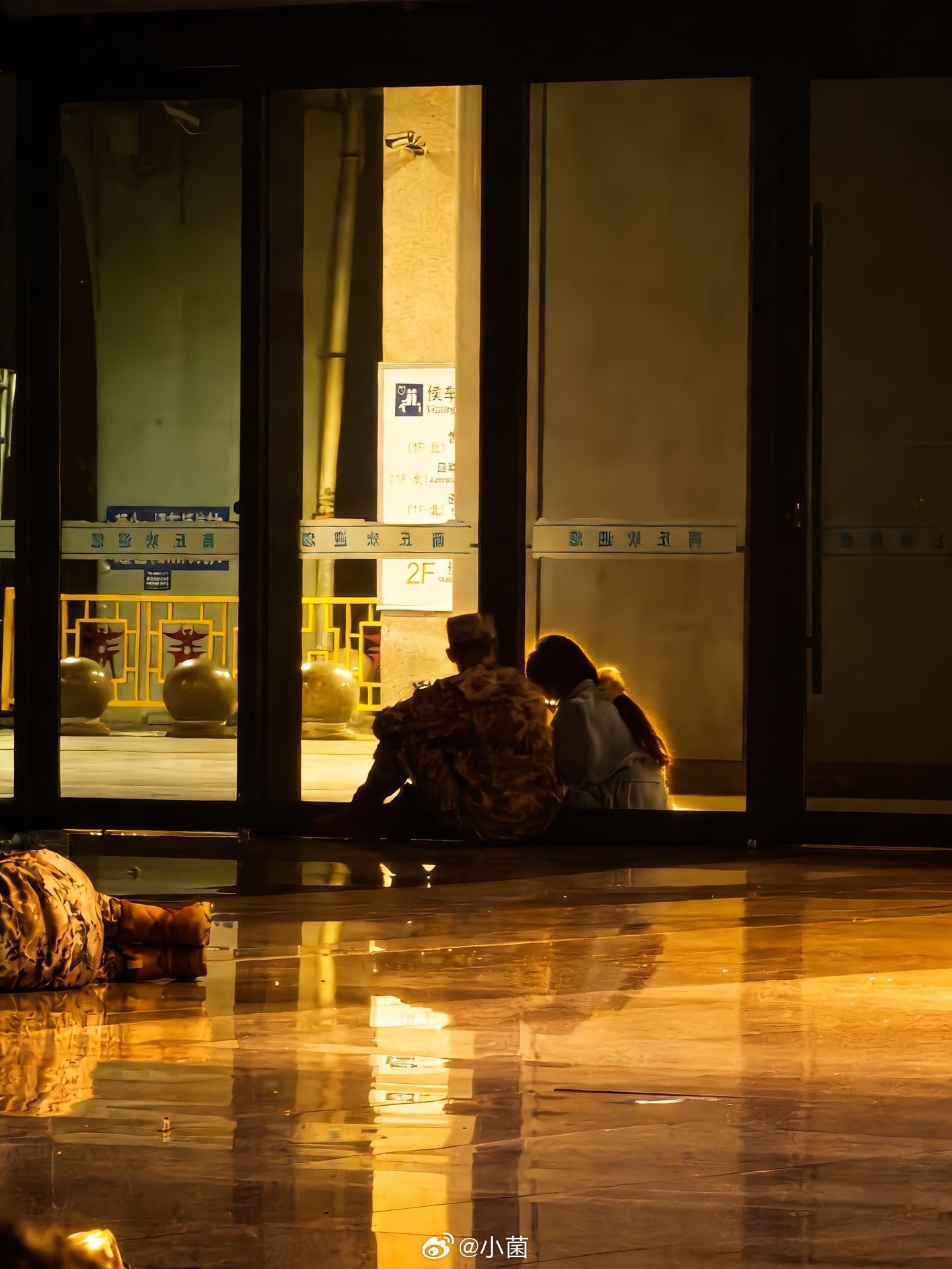 入伍季 高铁站门关了 话没说完 只愿你一路平安 顺利入伍 