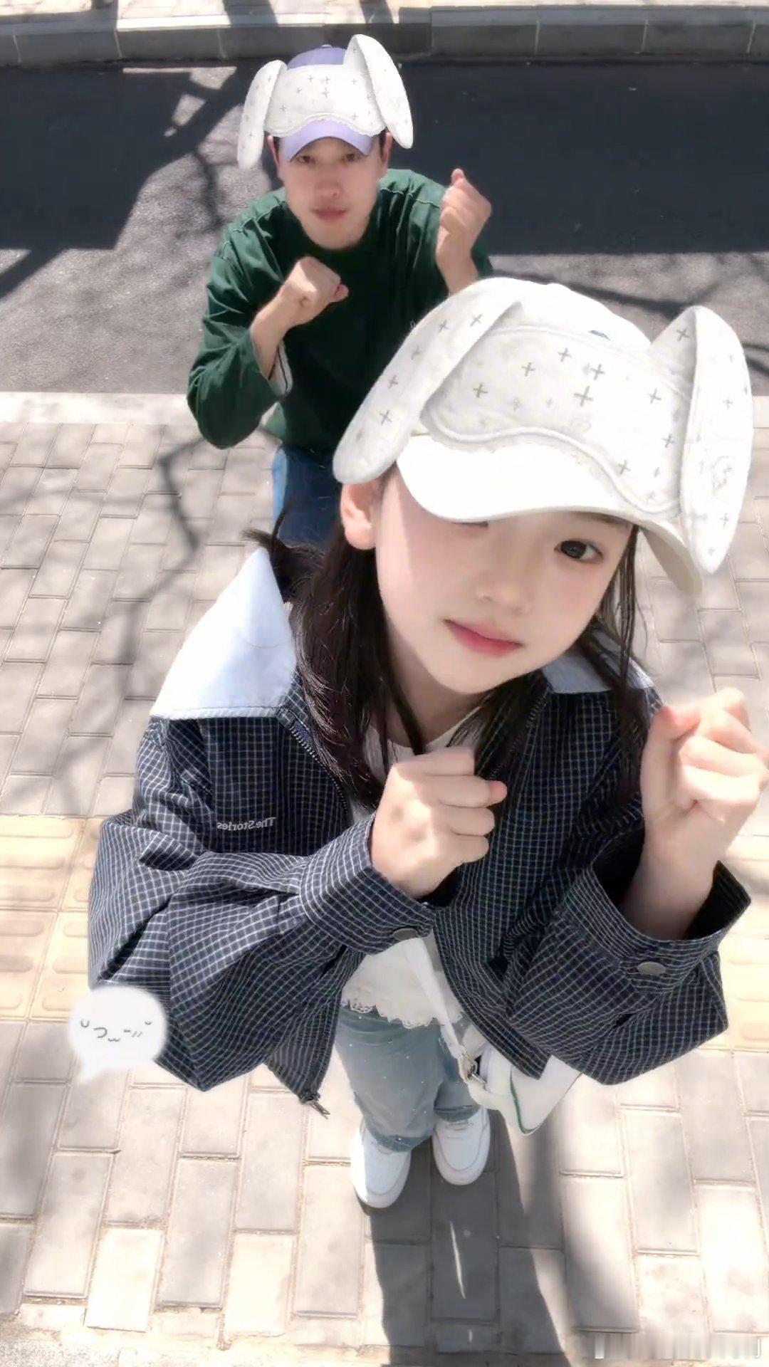 小酒窝和高云翔合拍手势舞高云翔蹲在小酒窝后面拍手势舞小酒窝和高云翔合拍手势舞，爸