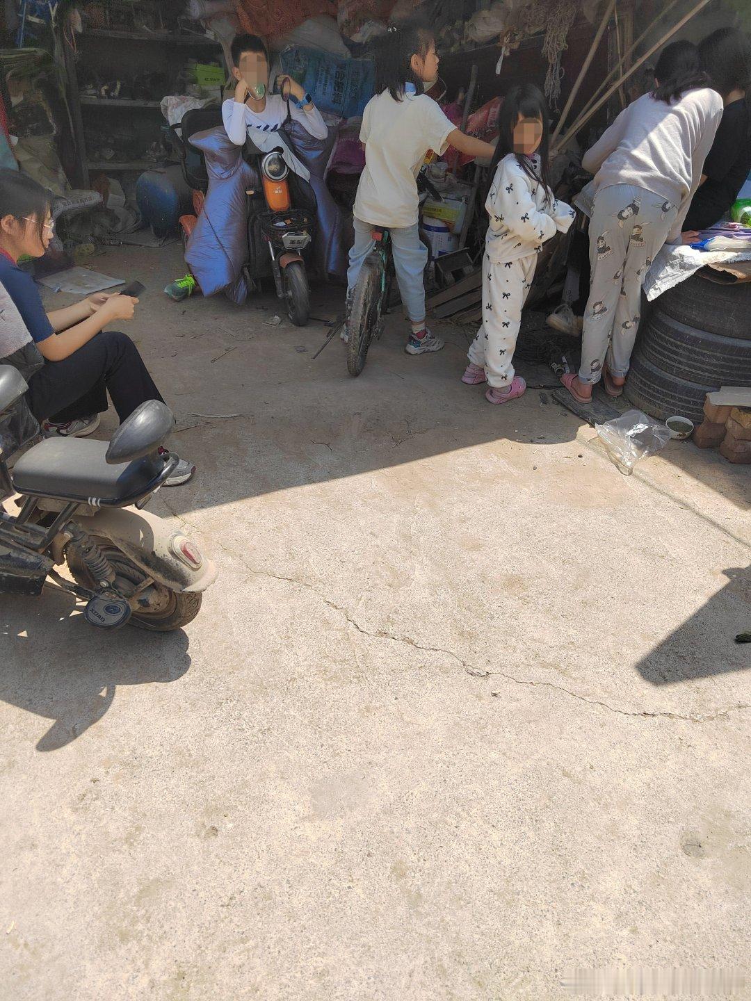 小院里的小班额幼儿园开园了侃大山时间到大朋友小朋友们在讲故事、猜谜语有人讲的声情