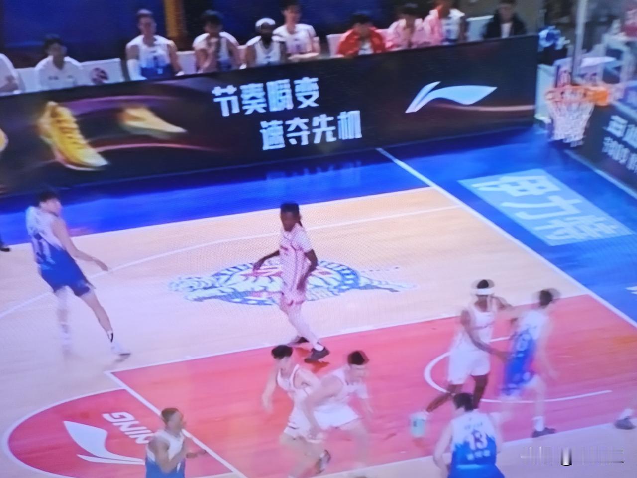 新疆伊力特队主场96:104负深圳马可波罗队
  
   4月15日晚上，CBA