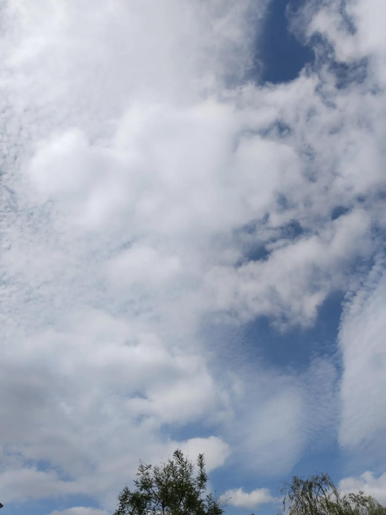秋天的天空，比夏天更丰富多彩一些，毕竟秋天里，没有夏天那样多暴风暴雨，云彩魅力得