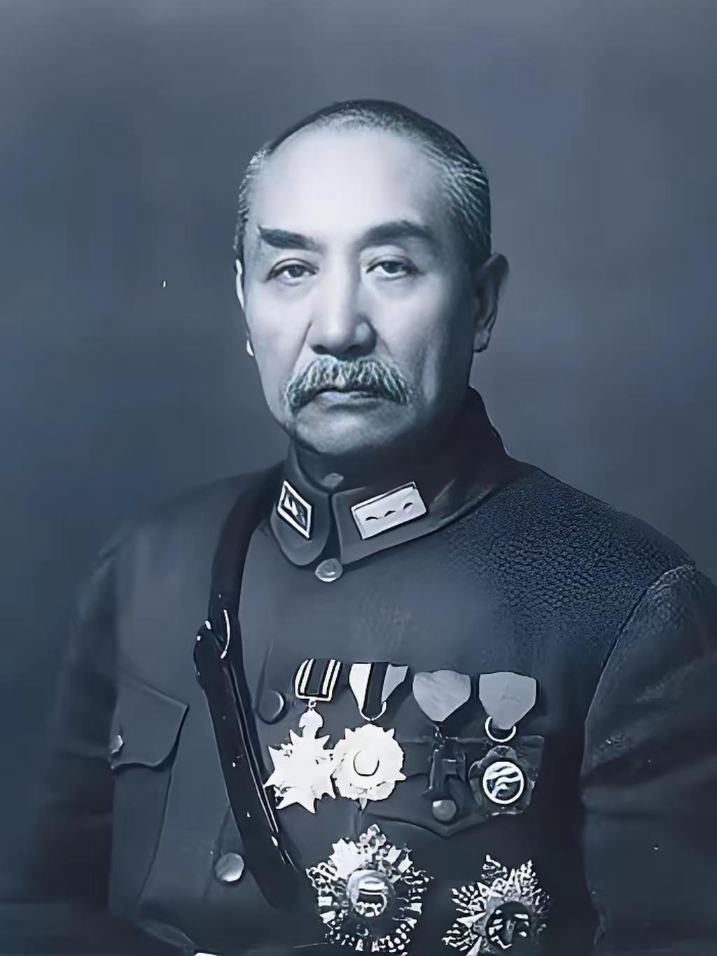 1914年，31岁的阎锡山，娶了14岁的小妾，结婚当晚，阎锡山对小妾说：“你躺下