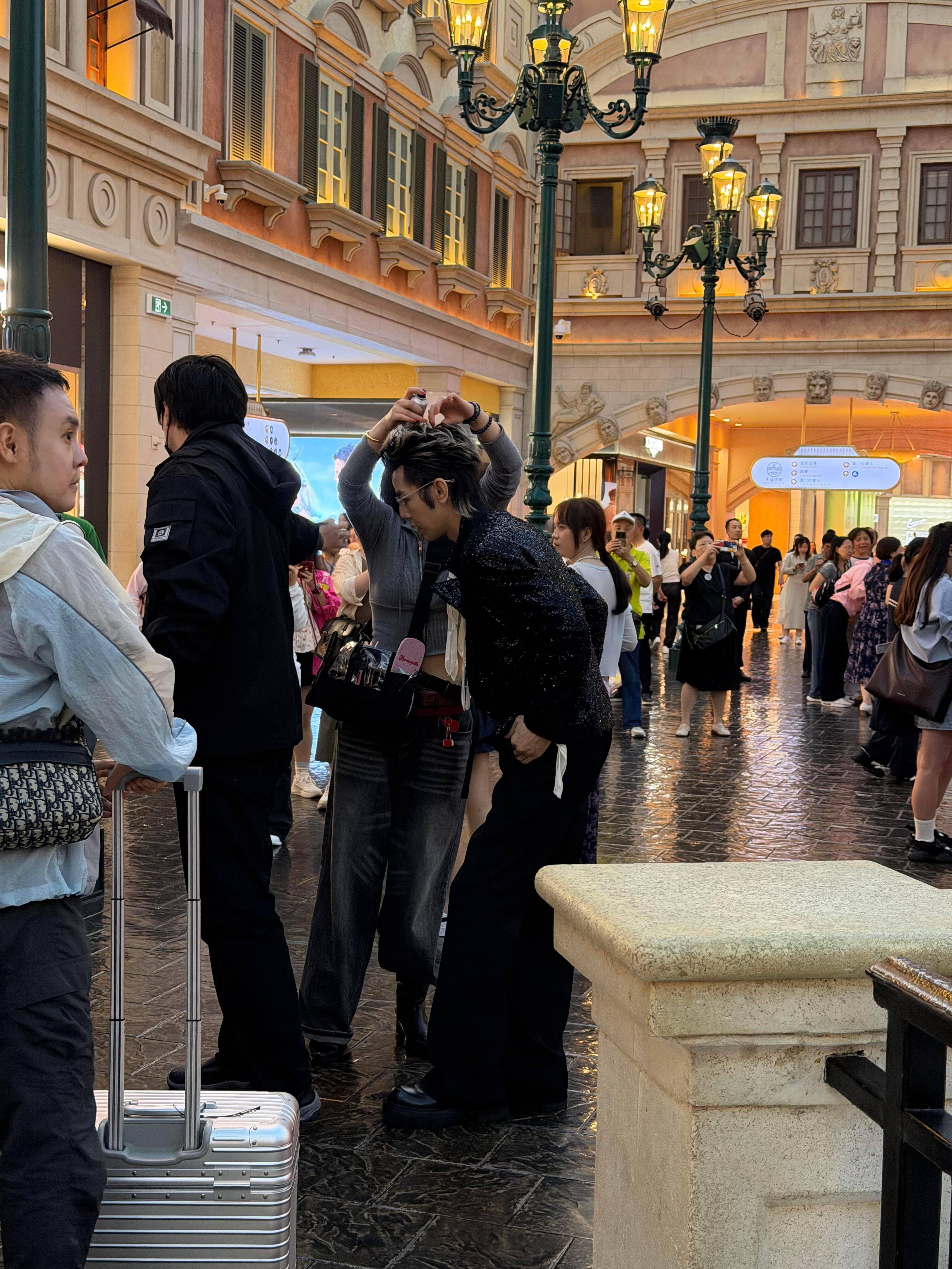 汪东城挑染狼尾亦正亦邪汪东城透明衬衫斯哈斯哈亦正，是低头时那缕垂下的发丝；亦邪，