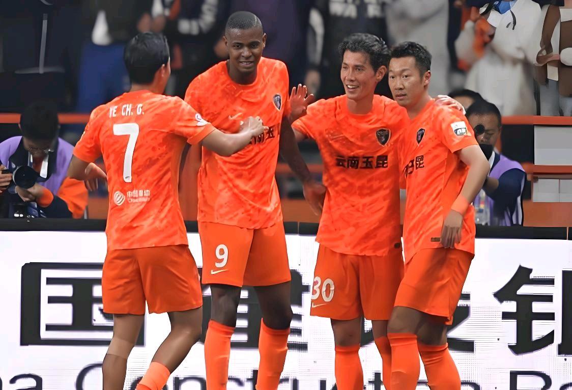 云南玉昆有机会客场爆冷复仇上海海港，云南玉昆刚刚4比0大胜山东泰山，目前士气正旺