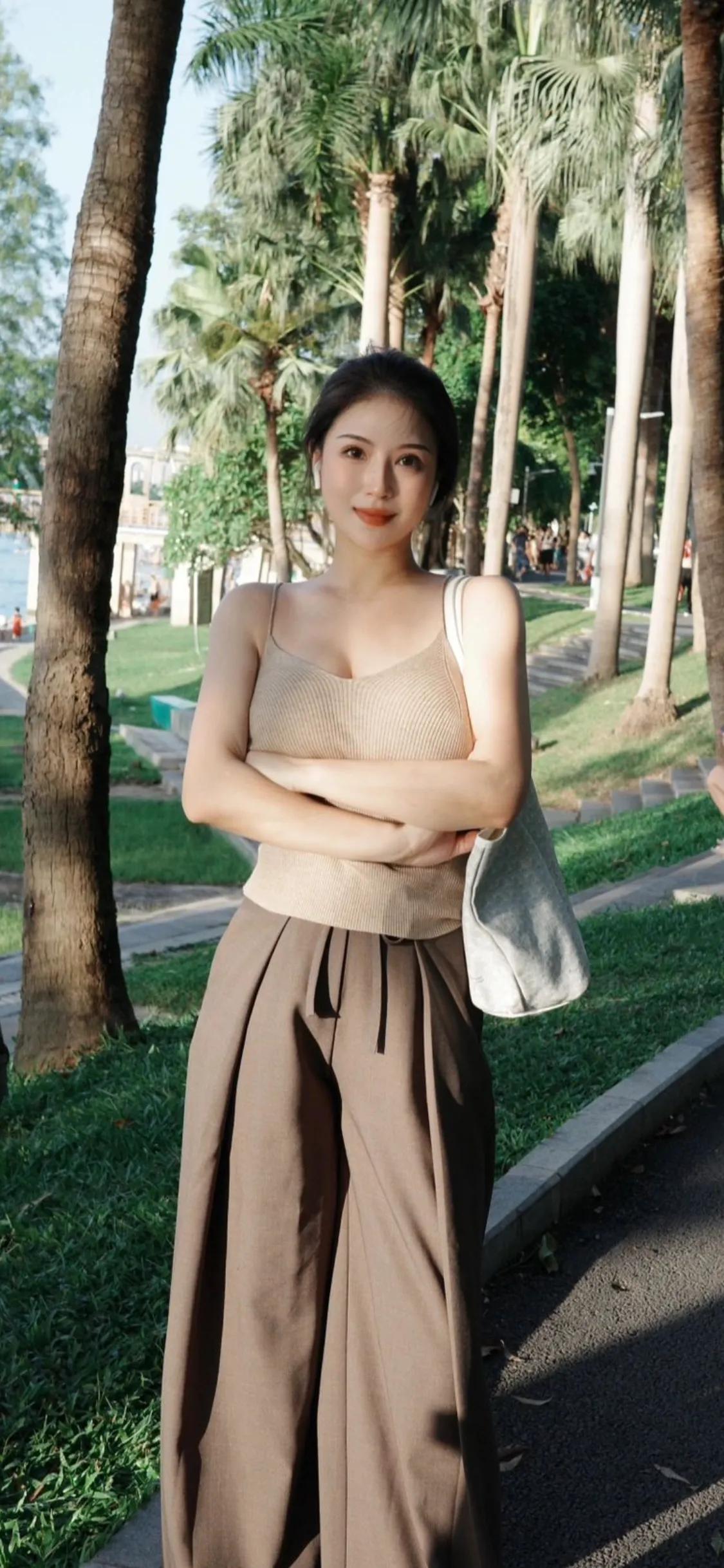 追女生一定速度要快，女生特喜欢做事干净利索果断的男生。

如果你追女生两三年，她